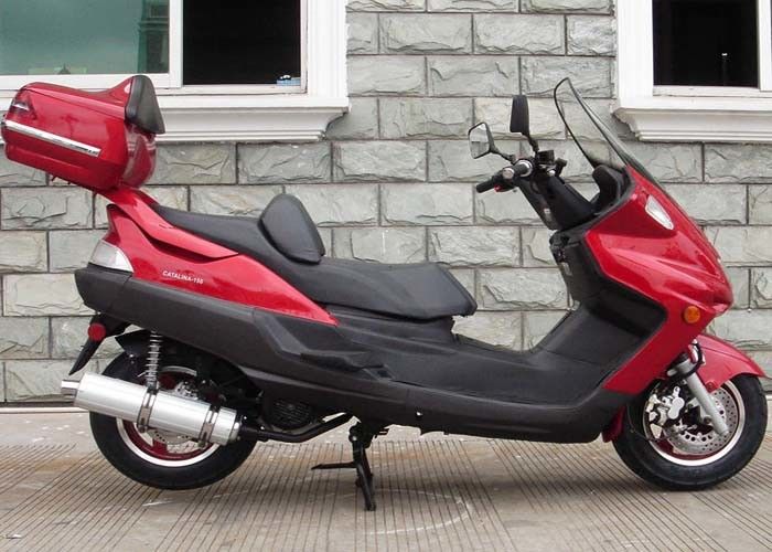 ハンド ブレーキが付いている赤いモーター式のスクーター、強いライトが付いているスクータ150cc