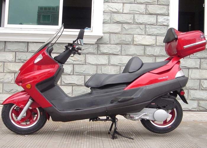 ハンド ブレーキが付いている赤いモーター式のスクーター、強いライトが付いているスクータ150cc