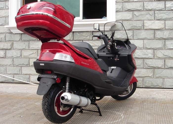 ハンド ブレーキが付いている赤いモーター式のスクーター、強いライトが付いているスクータ150cc