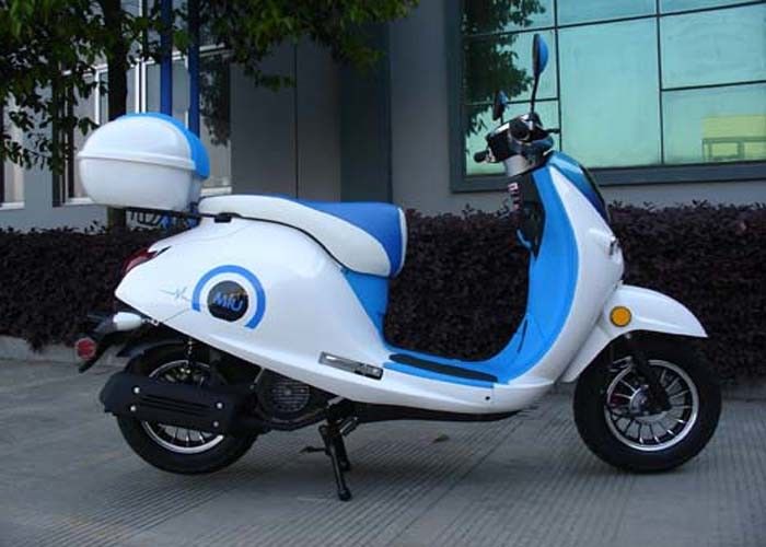 2箱の背面図ミラー/後部箱が付いている白く/青50cc小型バイクのスクーター