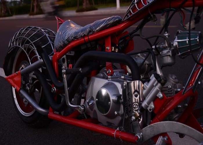 スパイダーマン様式50ccの通りの法的オートバイ、注文のHarleyのチョッパー12V電池3Lタンク