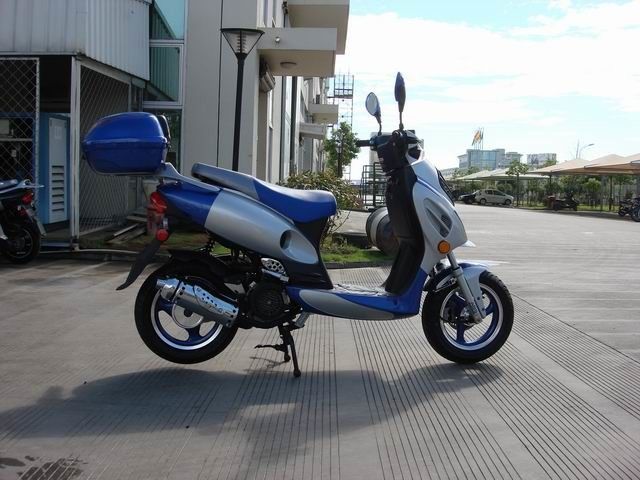 Cvtの強制風によって冷却されるエンジン、前部ディスク後部ドラム・ブレーキを搭載する150cc小型スクーター