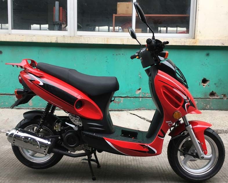 50cc CVTの強制風によって冷却される小型バイクのスクーターの前部ディスク後部ドラム・ブレーキ
